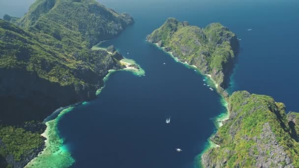 Ilhas El Nido na baía de mar azul vista aérea. Ilhas de montanha verde com floresta tropical na praia de areia — Vídeo de Stock