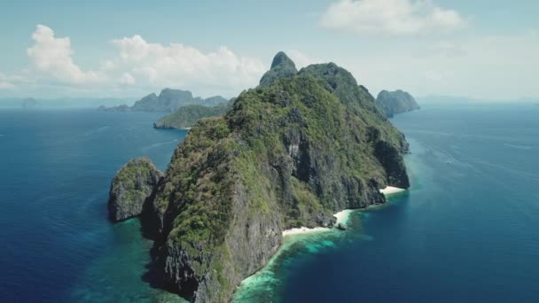 海の湾の無人偵察機のビューでヒルアイランド。緑の木、パラダイス島の山の岩の植物 — ストック動画