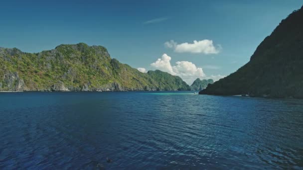 Marina tropical na costa verde do penhasco das ilhas Palawan, El Nido, Filipinas. Epic turismo de verão — Vídeo de Stock