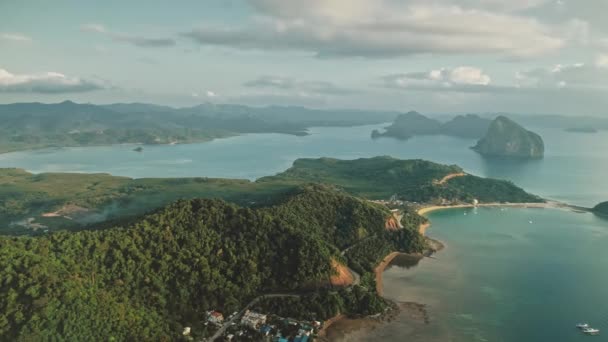 Ville portuaire à la nature tropique verdoyante de l'île montagneuse vue panoramique aérienne. Ville portuaire scène urbaine — Video