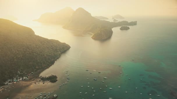 Puesta de sol en islas montañosas en el puerto oceánico con silueta oscura. Tierras altas con bosque tropical — Vídeos de Stock