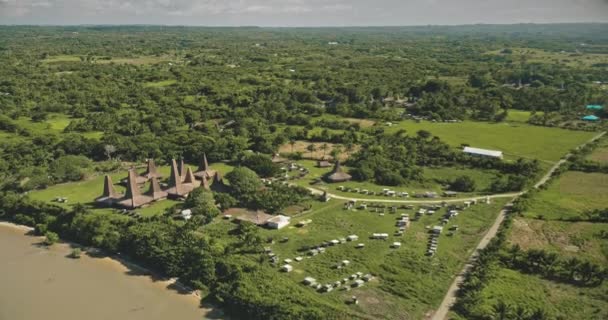 Indonezja dawna tradycyjna wioska, ozdobny dach na piaskowej plaży z lotu ptaka. Domy nadzwyczajne — Wideo stockowe