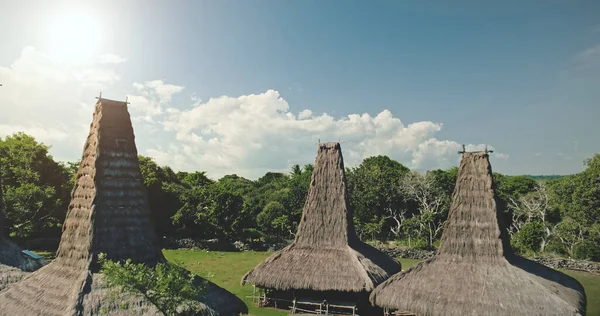 Tradiční vesnice domy střechy detailní up v tropické zelené krajiny. Ozdobné střechy domů — Stock fotografie