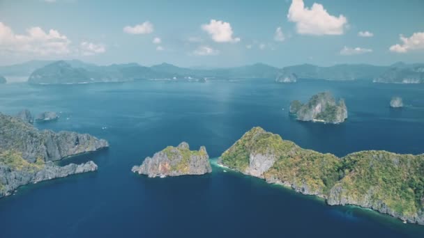 Tropengrüne Hochlandinseln am blauen Meer aus der Vogelperspektive. Naturlandschaft der El-Nido-Inseln — Stockvideo