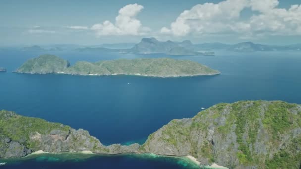 Die tropischen Inseln des philippinischen Archipels in der Bucht des blauen Ozeans in einer Luftaufnahme. Gebirgsinseln — Stockvideo