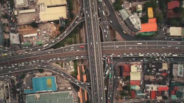 Långsam rörelse uppifrån av vägtrafiken: bilar, lastbilar, fordon i luften. Manilastaden i centrum — Stockvideo