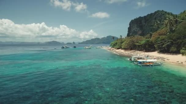 Ocean piasku wybrzeża z statków powietrznych timelapse. Łodzie i statek na wodzie. Ludzie odpoczywają na piaszczystej plaży — Wideo stockowe