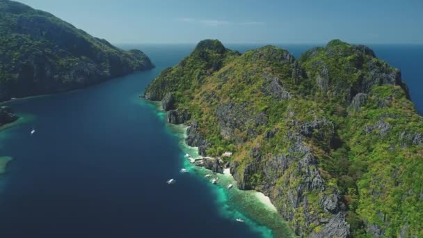 Filipinas Hill Highland Islands na vista aérea do golfo do oceano. Relaxe a paisagem marinha com transporte de água — Vídeo de Stock