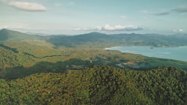 Increíble naturaleza tropical verde en la isla de montaña vista panorámica aérea. Muelle de la ciudad en la ladera verde — Vídeos de Stock