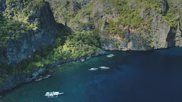 Pasajero barco primer plano vista aérea en la orilla del acantilado océano. Majestuoso paisaje de cruceros en la isla de Palawan — Vídeos de Stock