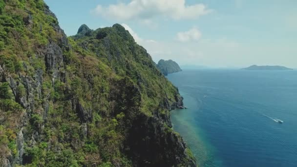 Ilha da montanha com floresta tropical verde na costa do oceano penhasco. Paisagem incrível da baía do mar — Vídeo de Stock