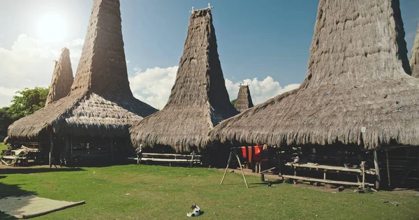 Tradiční domy střechy detailní up v Indonésii vesnice. Unikátní design střech domů na ostrově Sumba — Stock fotografie