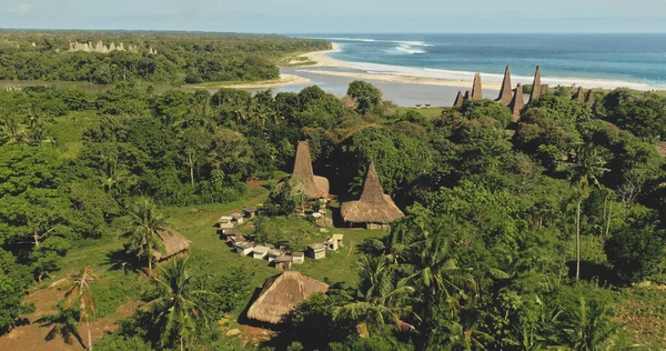 Village, traditional houses on sand coast of sea bay in aerial view. Green tropic nature landscape — Stock Photo, Image