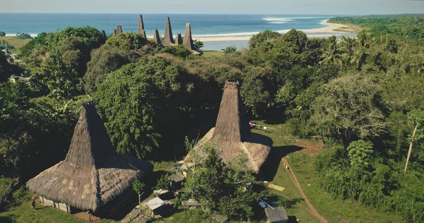 Letecký pohled na unikátní Indonésie domů střechy na pobřeží oceánu zálivu písek, zelená tropická džungle krajiny — Stock fotografie