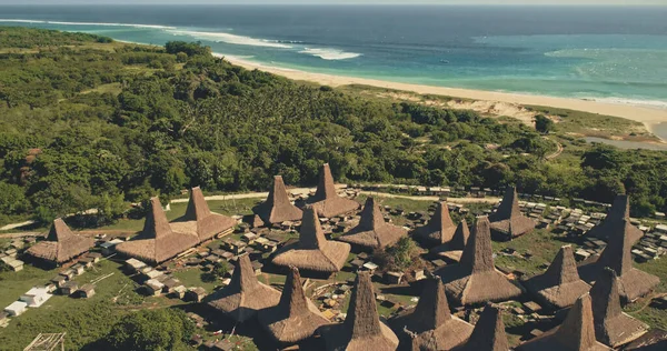 해변에 오래 된 전통 마을에는 독특하고 질서있는 지붕이 있는 공중 풍경이 있다. 인도네시아의 랜드마크 — 스톡 사진