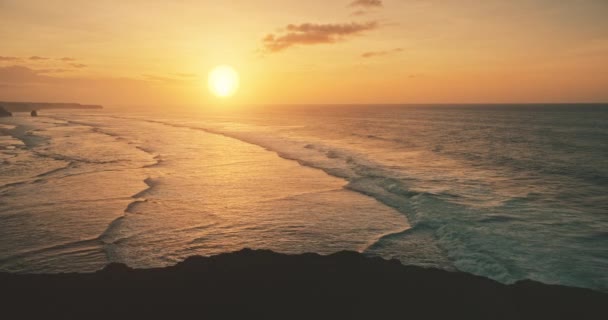 Movimento lento das ondas do oceano ao pôr-do-sol vista aérea de luz. Pôr-do-sol ondulado paisagem marinha no paraíso tropical — Vídeo de Stock