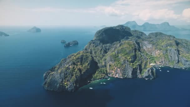 热带绿林山岛在海洋湾的水上鸟瞰.在海岛海岸的帆船 — 图库视频影像
