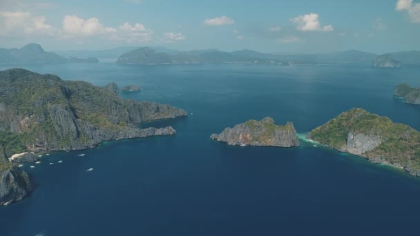 Vista aérea de barcos à vela na costa oceânica azul do Arquipélago das Filipinas, Ásia. Cena de cruzeiro de verão — Vídeo de Stock
