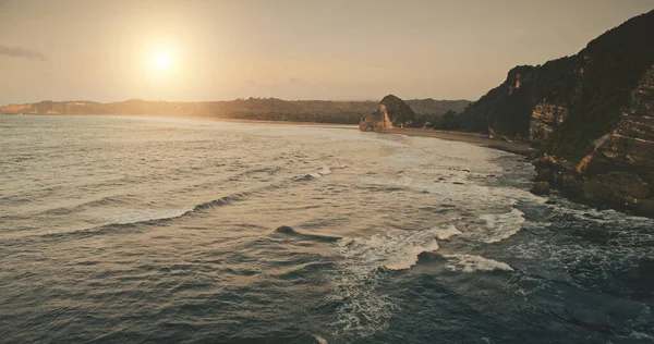 夕阳西下的海湾悬崖海岸鸟瞰.苏门答腊岛没有自然景观 — 图库照片