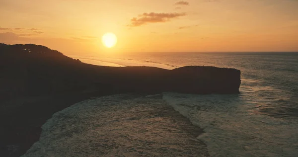 Захід сонця з силуетом гірських порід з видом на океанську затоку. Ніхто не дикий пейзаж природи на заході сонця — стокове фото