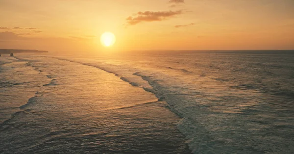 Vagues de l'océan au coucher du soleil lumière vue aérienne. Paysage marin ondulé au coucher du soleil au paradis tropical de Sumba Island — Photo