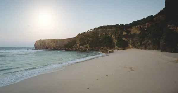 Solljus sandstrand vid havet bay vågor antenn utsikt. Fantastisk havsutsikt med klippkust och stenar — Stockfoto