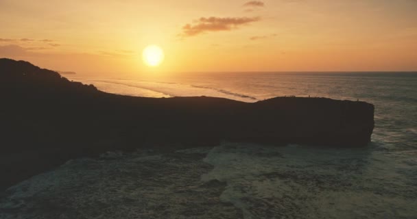 Pôr-do-sol em câmera lenta com silhueta rochosa na vista aérea do golfo do oceano. Ninguém selvagem natureza sol set scape — Vídeo de Stock