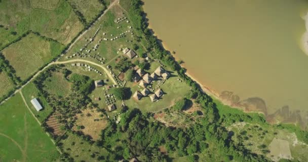 Flygfoto topp ner Indonesien jordbruksmark med utsmyckade tak hus på Kodi by landskap, Sumba Island — Stockvideo