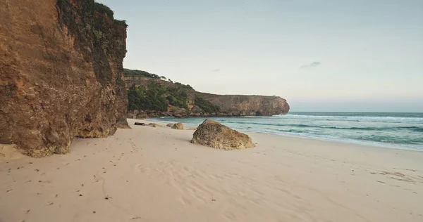 Sand fale skalne wybrzeża myte w zwolnionym tempie widok z powietrza. Nikt tropikalny krajobraz urwiska — Zdjęcie stockowe