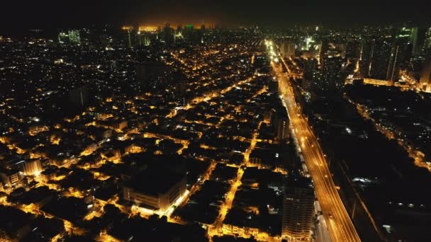 Trage beweging nacht verkeer route bij lantaarn lichten luchtfoto. Majestueus stadsgezicht bij schemering — Stockvideo