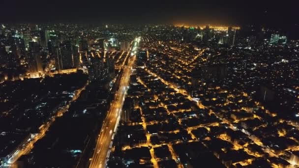 Stadsgezicht van de nachtmetropool met verlichte straten door lantaarn lichten vanuit de lucht. Verkeersader — Stockvideo