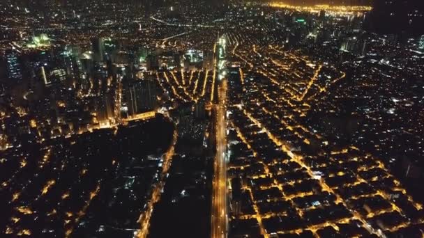 Paisagem em câmara lenta aérea à noite. Ruas iluminadas do centro de Manila na rota da cidade de trânsito — Vídeo de Stock