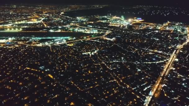 Luchtfoto panorama van de nacht stad business center in slow motion. Stedelijke metropool centrum in neon verlichting — Stockvideo