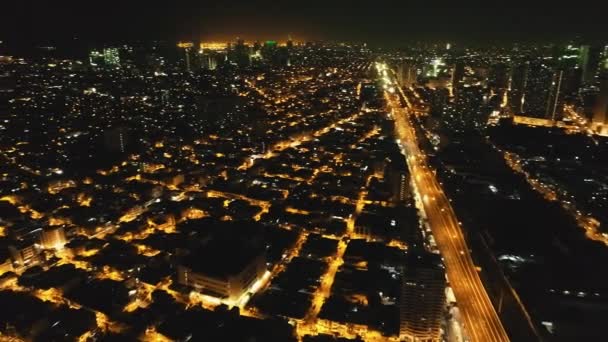 Langzame beweging van de nacht gloeiende straten op Filippijnen metropool Manilla luchtfoto uitzicht — Stockvideo