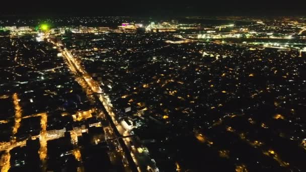 Метеостанция замедленного движения на освещенных ночных зданиях. Светящийся городской неоновый свет — стоковое видео