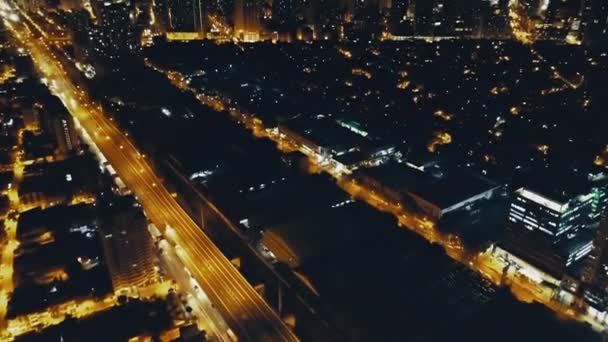 Circulation nocturne : les voitures s'allument à la métropole de Manille, Philippines. Autoroute du centre ville — Video
