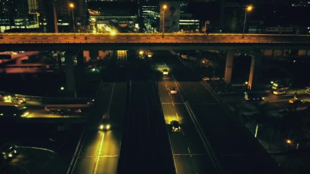 Metropolis nacht metro wegvervoer close-up luchtfoto. Manilla binnenstad straten, snelwegen — Stockvideo