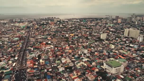 Δραματικό αστικό τοπίο με ουρανοξύστες κτιρίων της πόλης Μανίλα, Φιλιππίνες. Κυκλοφοριακοί δρόμοι με αυτοκίνητα — Αρχείο Βίντεο