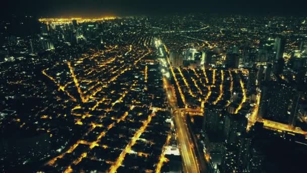 Slow motion verlichte nachtstraten op Manilla metropool luchtfoto. Epische verlichte wolkenkrabbers — Stockvideo