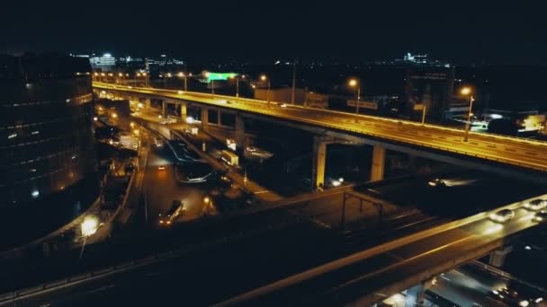 Fechar noite iluminada estrada de tráfego com carros de condução, vans, caminhões vista aérea. Paisagem urbana — Vídeo de Stock