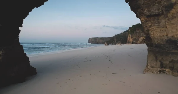 Turist Indonesien landmärke: gigantiska hål av klippvägg på stranden Bawana, Sumba Island. Unik bildande — Stockfoto