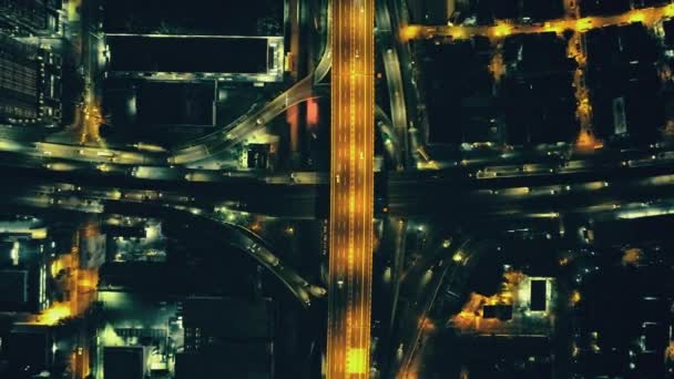 Сверху вниз по ночному городскому шоссе на фонарях, осветите городскую лестницу. Центр города на открытом воздухе — стоковое видео