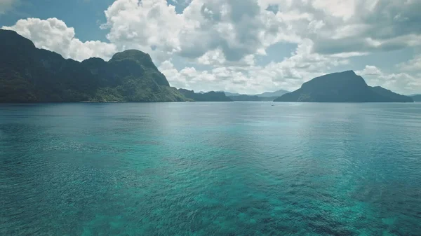 Paisaje marino panorámico con vista aérea de islas tropicales. Yate de vela en el paisaje marino. Agua azul serena — Foto de Stock