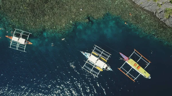 초록색 마운트 해 안 항공 사진에서 위쪽에 있는 배들 입니다. 배가 있는 현란 한 여름 풍경 — 스톡 사진
