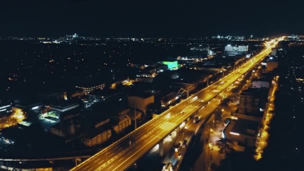 Primer plano de la autopista de tráfico de puentes en la metrópolis del crepúsculo de Manila, Filipinas. Noche calle de la ciudad — Vídeo de stock