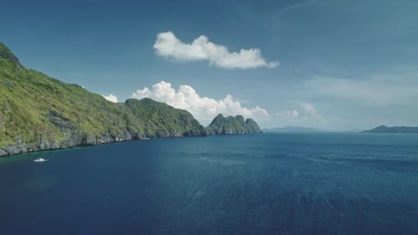 Ilha montanhosa na vista aérea do golfo do oceano tropical. Cena panorâmica de floresta verde na colina — Vídeo de Stock