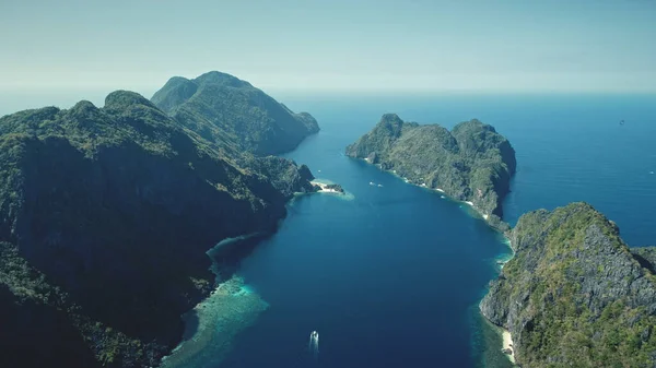 Verde ninguém paisagem natureza selvagem da ilha trópica na baía do oceano vista aérea. Ilha montanhosa — Fotografia de Stock