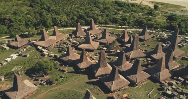 Vista aérea pueblo antiguo: casas tradicionales en la isla de Sumba, Indonesia. Nadie naturaleza paisaje — Vídeos de Stock