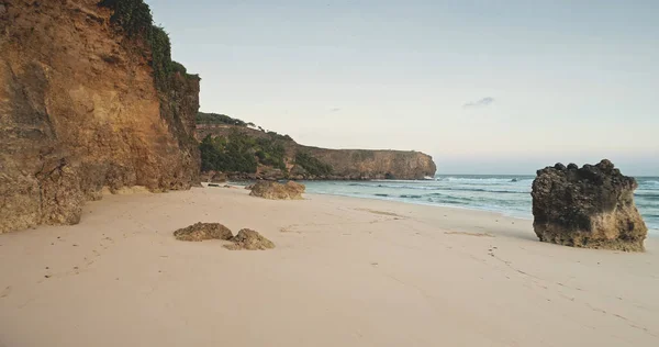 Sand skaliste fale wybrzeża oceanu Bay widok z lotu ptaka. Nikt przyroda krajobraz urwisko brzeg z kamień — Zdjęcie stockowe