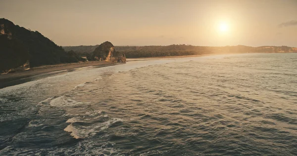 Sonnenuntergang Meereslandschaft des Ozeans Golf roch Küste Luftaufnahme. Schöne Naturlandschaft der tropischen Insel — Stockfoto